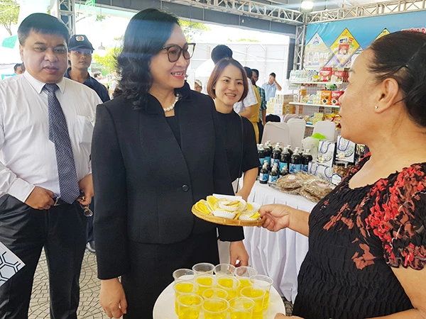 Thứ trưởng Bộ Công Thương Phan Thị Thắng động viên các DN tham gia trưng bày sản phẩm tại hội nghị “Xúc tiến thương mại (XTTM) và phát triển xuất nhập khẩu khu vực miền Trung”.