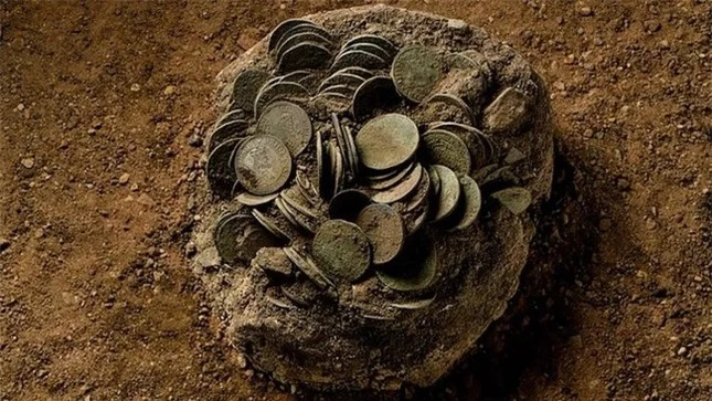 Khai quật hàng trăm đồng tiền cổ ở Đức, có thể thuộc về một thị trưởng giàu có thế kỷ 17 ảnh 1