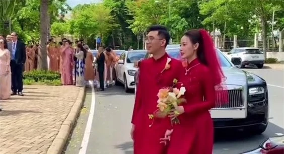 Cô dâu Midu và chú rể Minh Đạt đứng trước nhà