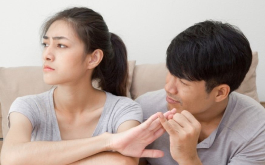 Vợ tôi đêm nào cũng gọi người đàn ông lạ, nhìn cô ấy làm trò ngớ ngẩn mỗi tối trước khi ngủ mà tôi “phát điên”