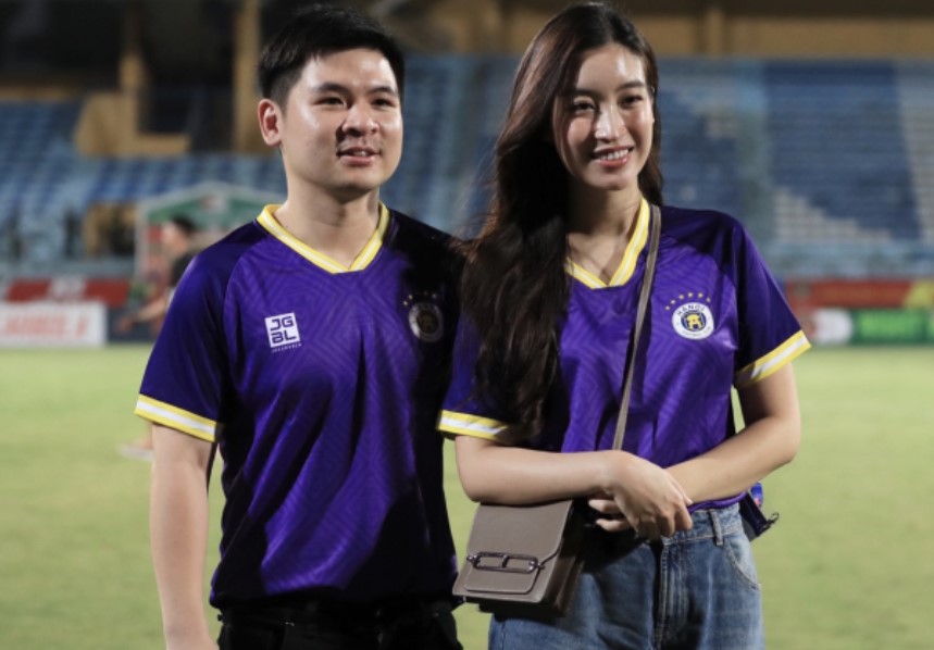 Camera bắt trọn khoảnh khắc tình tứ của Đỗ Mỹ Linh và chồng chủ tịch, vóc dáng nàng hậu gây chú ý khi diện áo đá bóng