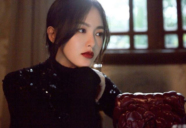 Chồng đi vắng, nửa đêm đang ngủ mơ màng tôi hoảng hồn thấy hành động lạ của cô bạn thân