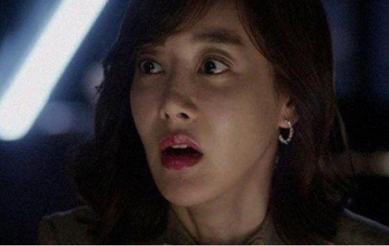 Đêm nào mẹ chồng cũng lén đi ra ngoài, tôi tò mò theo dõi thì kinh ngạc thấy căn phòng bà bước vào