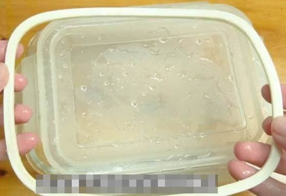 Dù miếng dán hộp cơm bằng thủy tinh có màu đen hay ố vàng đến đâu, hãy học mẹo này để làm sạch, nhanh chóng và tiết kiệm công sức