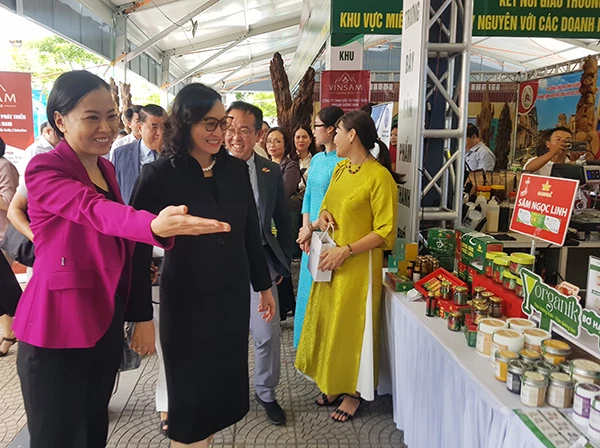 Lãnh đạo Sở Công Thương Đà Nẵng giới thiệu với Thứ trưởng Bộ Công Thương Phan Thị Thắng khu trưng bày của các doanh nghiệp TP tham gia hội nghị “Xúc tiến thương mại (XTTM) và phát triển xuất nhập khẩu (XNK) khu vực miền Trung” .