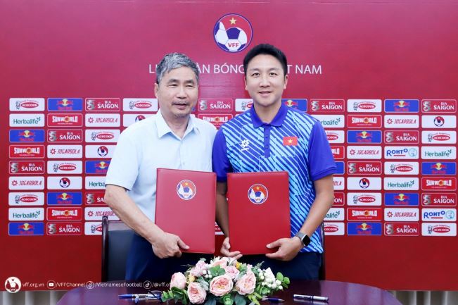VFF trình làng trợ lý mới của HLV Kim Sang Sik