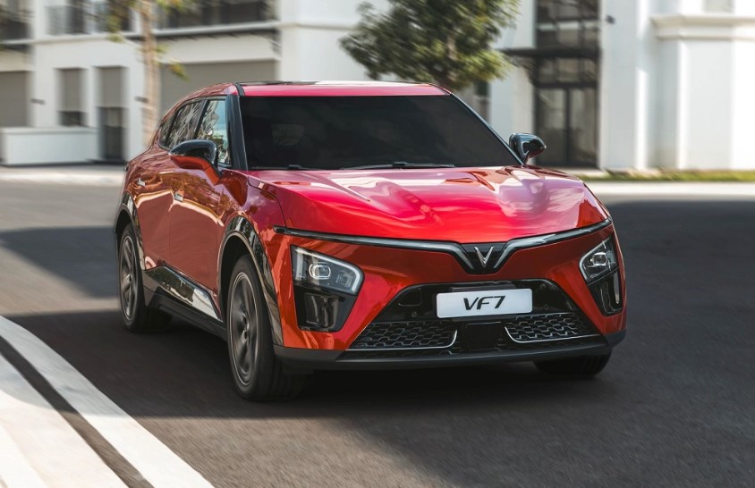 VinFast VF 7 so kè Mazda CX-5: Xe điện vận hành, an toàn vượt trội, chi phí ‘nuôi’ xe rẻ hơn