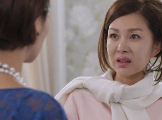 Nửa đêm con bị sốt 40 độ, tôi đưa con vào viện, sáng về lấy đồ thì ngớ người khi thấy đôi dép giống của chồng bên nhà hàng xóm