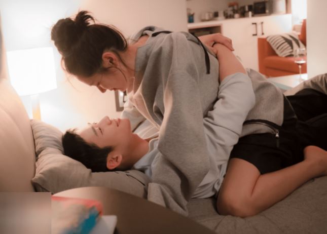 Hùng hổ đi đánh ghen cùng con dâu, mẹ chồng vừa nhìn thấy mặt 'tiểu tam' của con trai thì hoảng loạn, mặt tái xanh