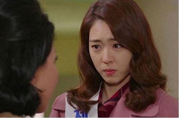 Gái ế U30 trốn tăng ca để đi xem mắt theo ý gia đình, nhưng vừa thấy đối tượng mai mối thì đỏ mặt ‘đứng hình’ vì người đó lại là sếp của mình