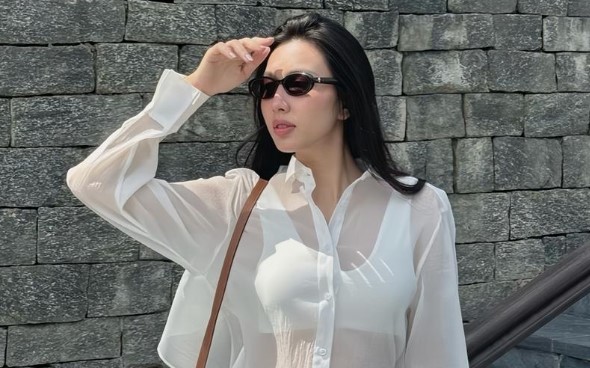 Hoa hậu Thùy Tiên diện áo xuyên thấu, khoe hình thể nóng bỏng