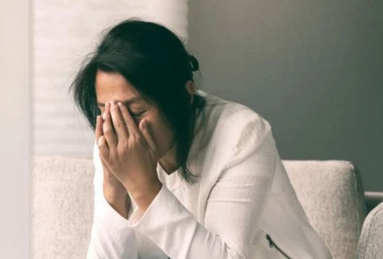 Chồng đột ngột đòi ly hôn dù vợ chồng vẫn mặn nồng mỗi đêm, vừa ra tòa xong, anh nhắn vỏn vẹn 5 từ khiến tôi 'gào thét' trong muộn màng