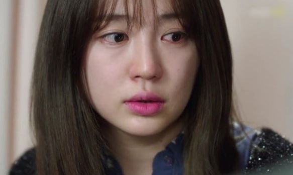 Về nhà bất ngờ thấy chồng và nhân tình trốn dưới gầm giường, vợ không đánh ghen chỉ nói đúng 1 câu khiến cả 2 bò ra xin tha