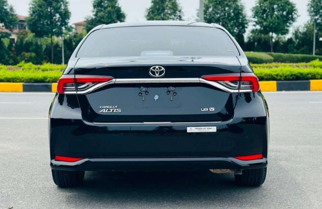 Sau 1 năm lăn bánh, Toyota Corolla Altis lên sàn xe cũ với giá khó tin