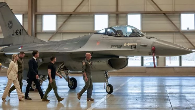 Tổng thống Ukraine Volodymyr Zelensky và Thủ tướng Hà Lan Mark Rutte thị sát nhà chứa máy bay F-16 tại căn cứ không quân gần Eindhoven, Hà Lan, ngày 20/8/2023. Ảnh: Getty