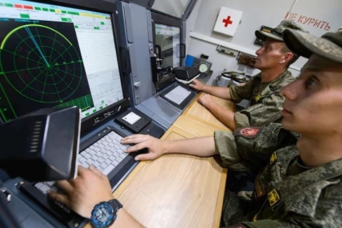 Binh sĩ Nga điều khiển hệ thống tác chiến điện tử. Ảnh: Avia Pro