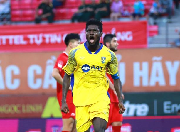 Trụ hạng thành công, CLB SLNA nhận thêm tin vui