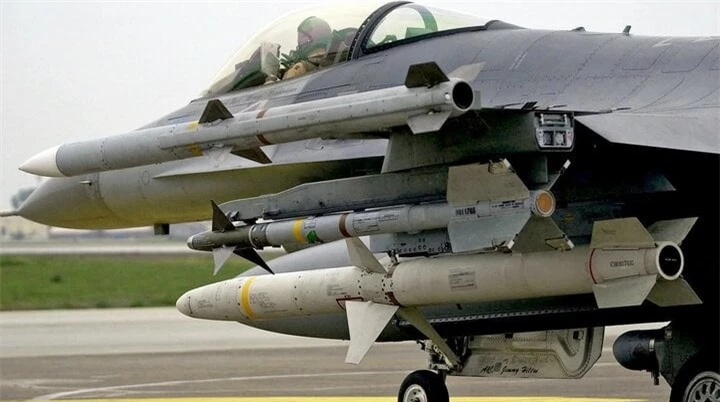 Một tên lửa AIM-120C AMRAAM trên đầu cánh của một chiếc F-16C.