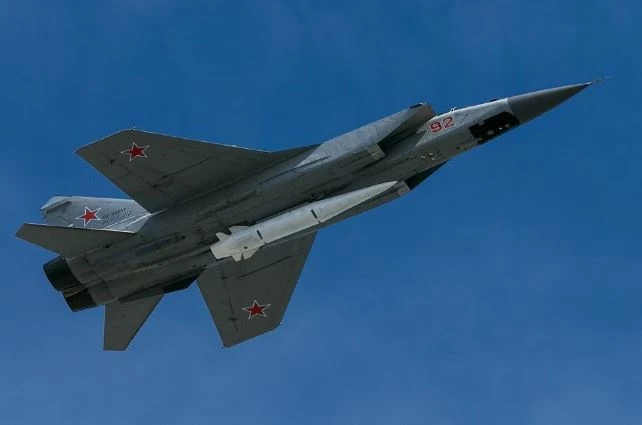 Máy bay MiG-31K mang tên lửa siêu thanh Kinzhal. Ảnh: Wikimedia