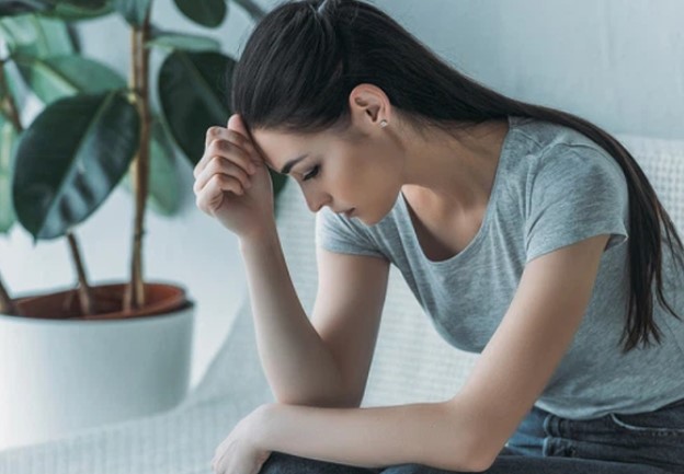 Nửa đêm, chị hàng xóm mắt đỏ hoe dắt theo hai con sang xin ngủ nhờ và tiết lộ bí mật gia đình chị khiến tôi sửng sốt