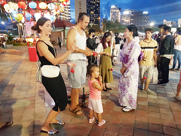 Đà Nẵng: Du khách nước ngoài hào hứng tham gia lễ hội Việt Nam – Nhật Bản 2024