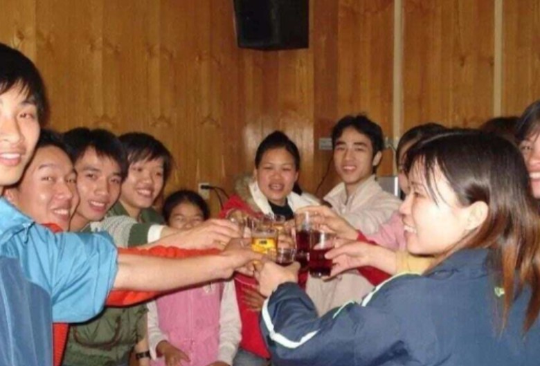 Đưa con đi họp lớp, về nhà phát hiện bị loại ra khỏi nhóm chat: Biết nguyên nhân, bà mẹ cảm ơn rối rít