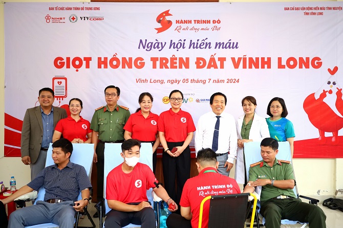 Nhiều doanh nghiệp đồng hành cùng chương trình “Hành trình Đỏ”
