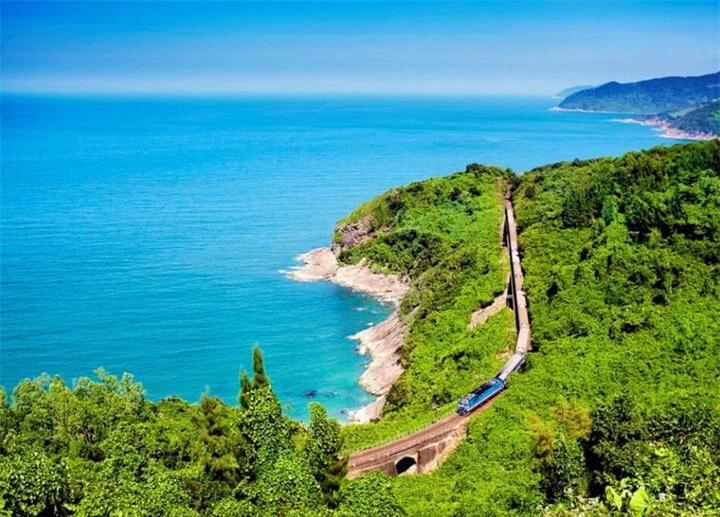 Chuyến tàu đi qua đèo Hải Vân quanh co, nhìn ra biển vô cùng đẹp mắt.