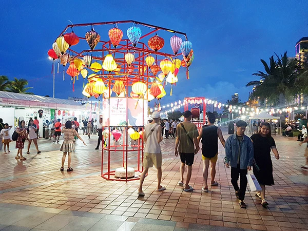 Người dân và du khách đến với lễ hội Việt Nam - Nhật Bản TP Đà Nẵng 2024.