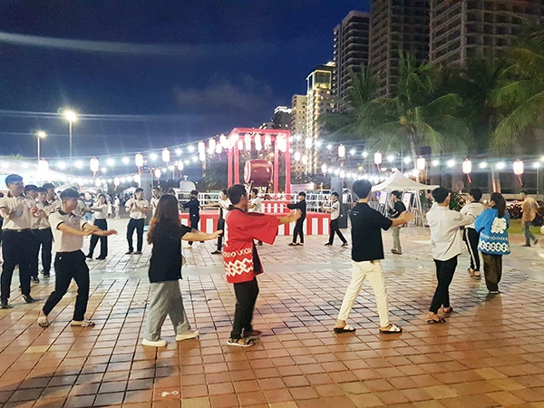 Các bạn trẻ hai nước cùng tham gia màn nhảy Bon Odori.