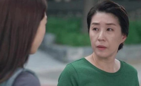 Đang nằm ngủ, bà hàng xóm đến chơi chê trách con dâu ngủ nướng, mẹ chồng đáp lại câu làm tôi rưng rưng nước mắt