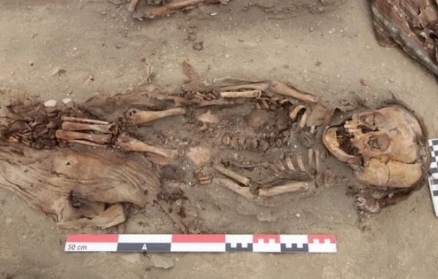 Hai ng&#xF4;i m&#x1ED9; tr&#x1EBB; em h&#xE9; l&#x1ED9; c&#x103;n b&#x1EC7;nh t&#xE0;n kh&#x1ED1;c 500 n&#x103;m tr&#x1B0;&#x1EDB;c