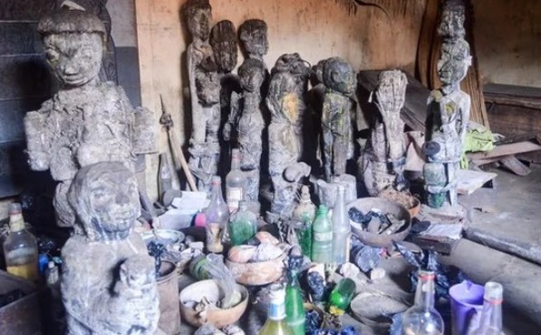 Ngôi mộ hoàng gia có vết máu, ám chỉ sự hiến tế con người