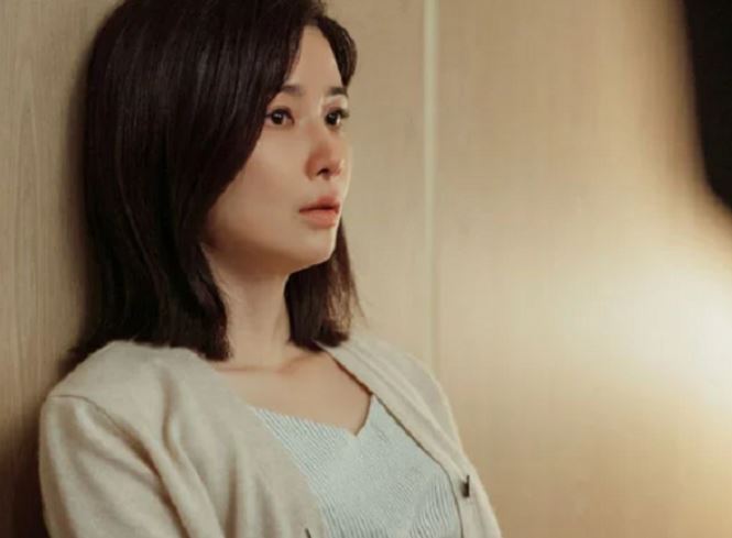 Nóng lòng trở về nhà tôi điếng người khi thấy chị giúp việc đang ngồi trên giường con trai nói câu này