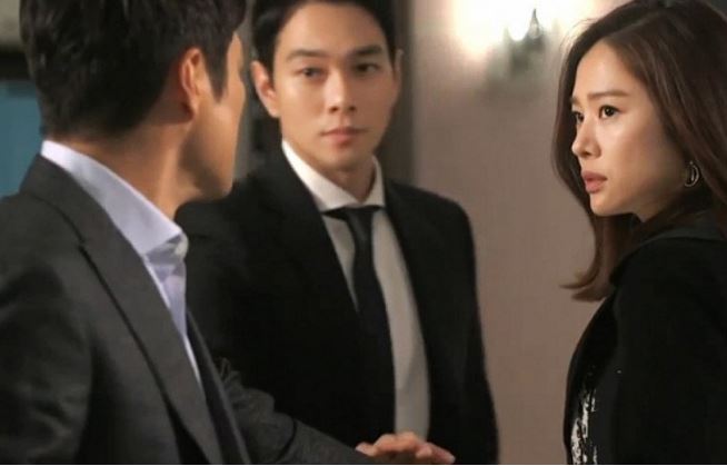 Sau ngày cưới, 3 người yêu cũ của chồng lần lượt kết bạn Facebook với tôi rồi làm điều lạ khiến tôi "ngơ người"