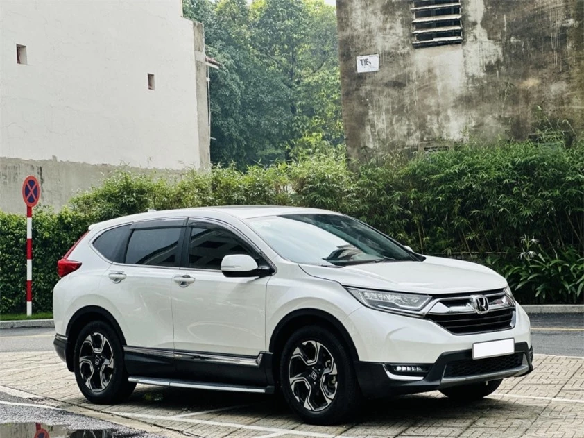 Honda CR-V 2018 sử dụng 6 năm xuống giá ngang một chiếc Mitsubishi Xforce 493197