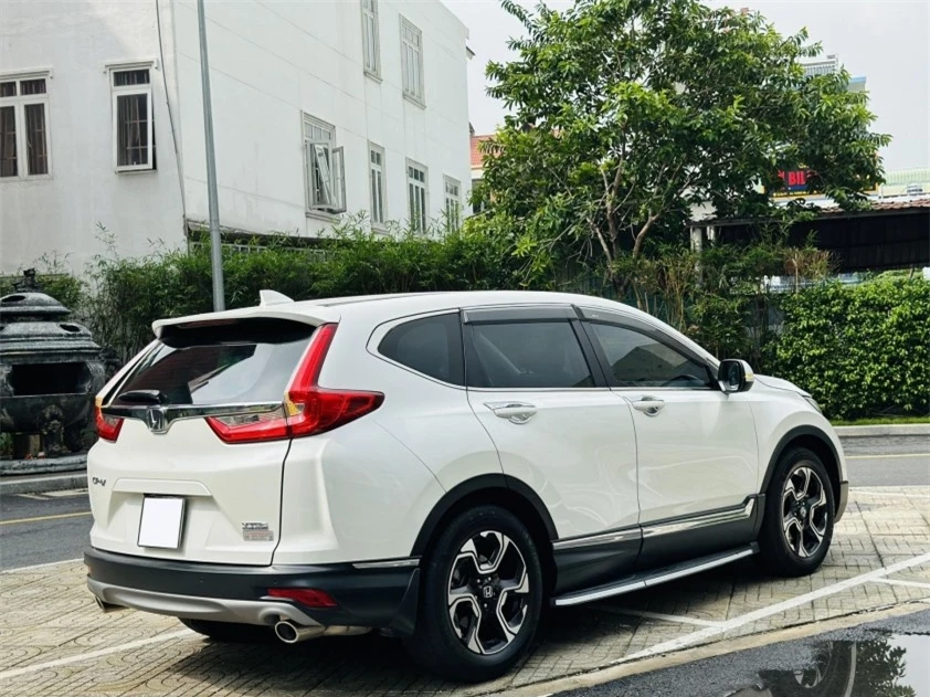 Honda CR-V 2018 sử dụng 6 năm xuống giá ngang một chiếc Mitsubishi Xforce 493198