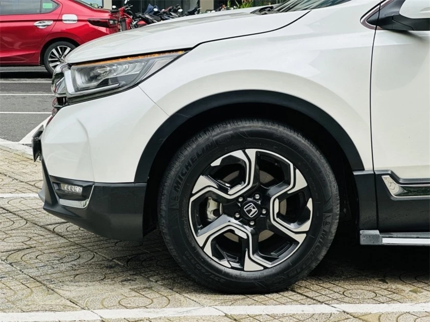 Honda CR-V 2018 sử dụng 6 năm xuống giá ngang một chiếc Mitsubishi Xforce 493199