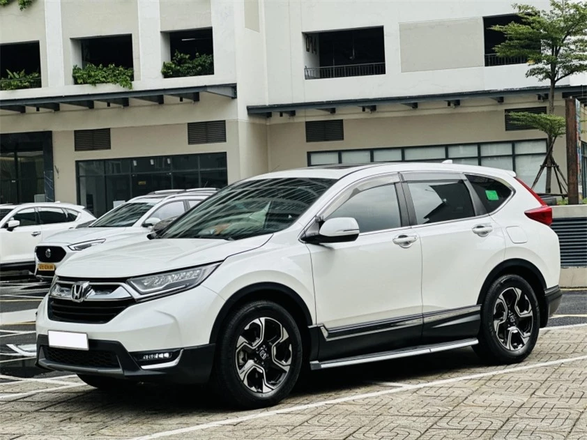 Honda CR-V 2018 sử dụng 6 năm xuống giá ngang một chiếc Mitsubishi Xforce 493202