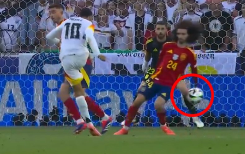 Vì sao trọng tài không cho Đức hưởng phạt đền?