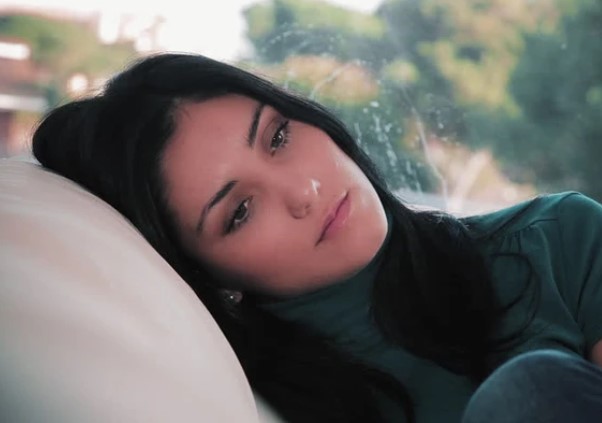 Giận chồng nên bỏ về nhà mẹ đẻ nhưng mãi không ngủ được, tôi đành trở về và choáng váng đến lặng tim khi thấy chị hàng xóm vẫn trong phòng mình