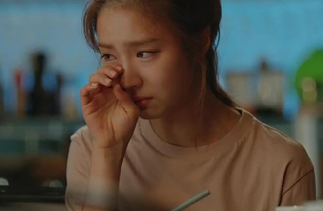 Nghe tiếng gõ cửa tôi tưởng chồng đi làm về mà quên chìa khóa, vội vàng ra mở nhưng chẳng thấy ai, ngó bên hàng xóm rồi biết được sự thật điếng người