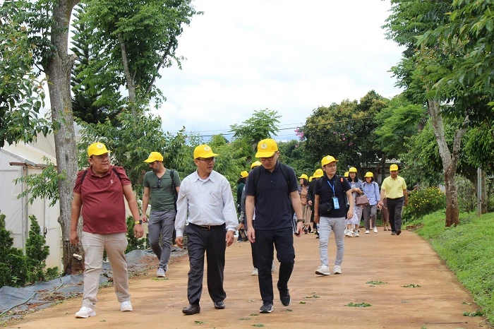 Đoàn công tác của APO đến khảo sát tại nông trại Mê Linh của Công ty Cổ phần Viên Sơn.