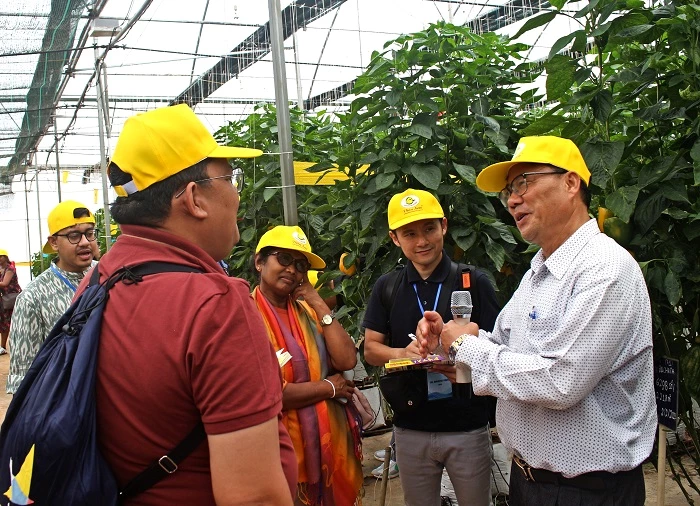 Ông Nguyễn Duy Đa - Chủ tịch kiêm Giám đốc Công ty Cổ phần Viên Sơn, chia sẻ thông tin với đoàn công tác.