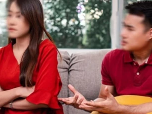 Ly hôn 5 năm, chồng cũ đột nhiên muốn nhận nuôi con, tôi chỉ dùng một ly nước lọc mà khiến anh ta cứng họng