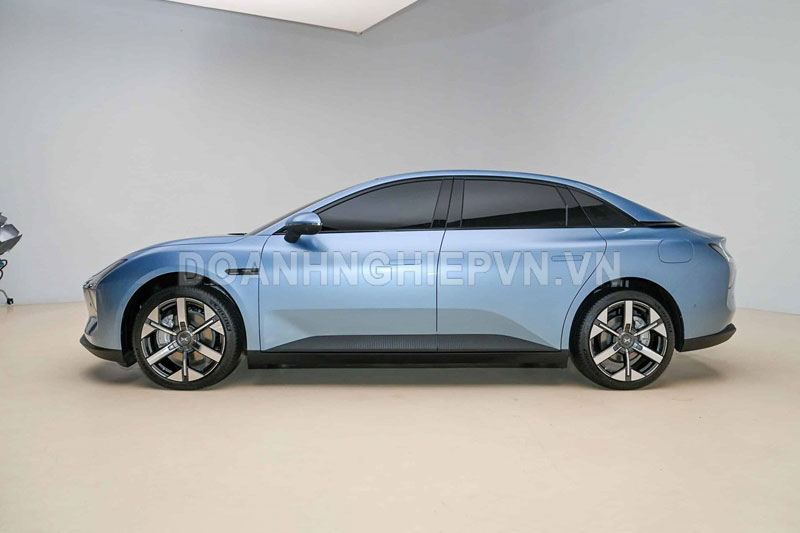 Xe hơi dài gần 4,8 mét, công suất 218 mã lực, giá rẻ bất ngờ