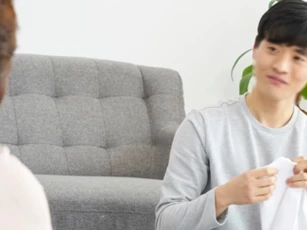 Hãnh diện vì có người yêu xinh đẹp, tôi điếng người khi biết quá khứ của cô ấy qua xấp ảnh cũ do chính mẹ bạn gái đưa