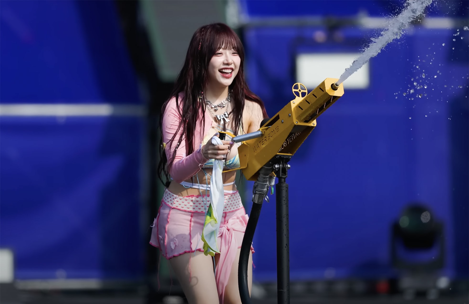 Nữ ca sĩ mặc nóng bỏng hát ở lễ hội nhạc nước ảnh 10