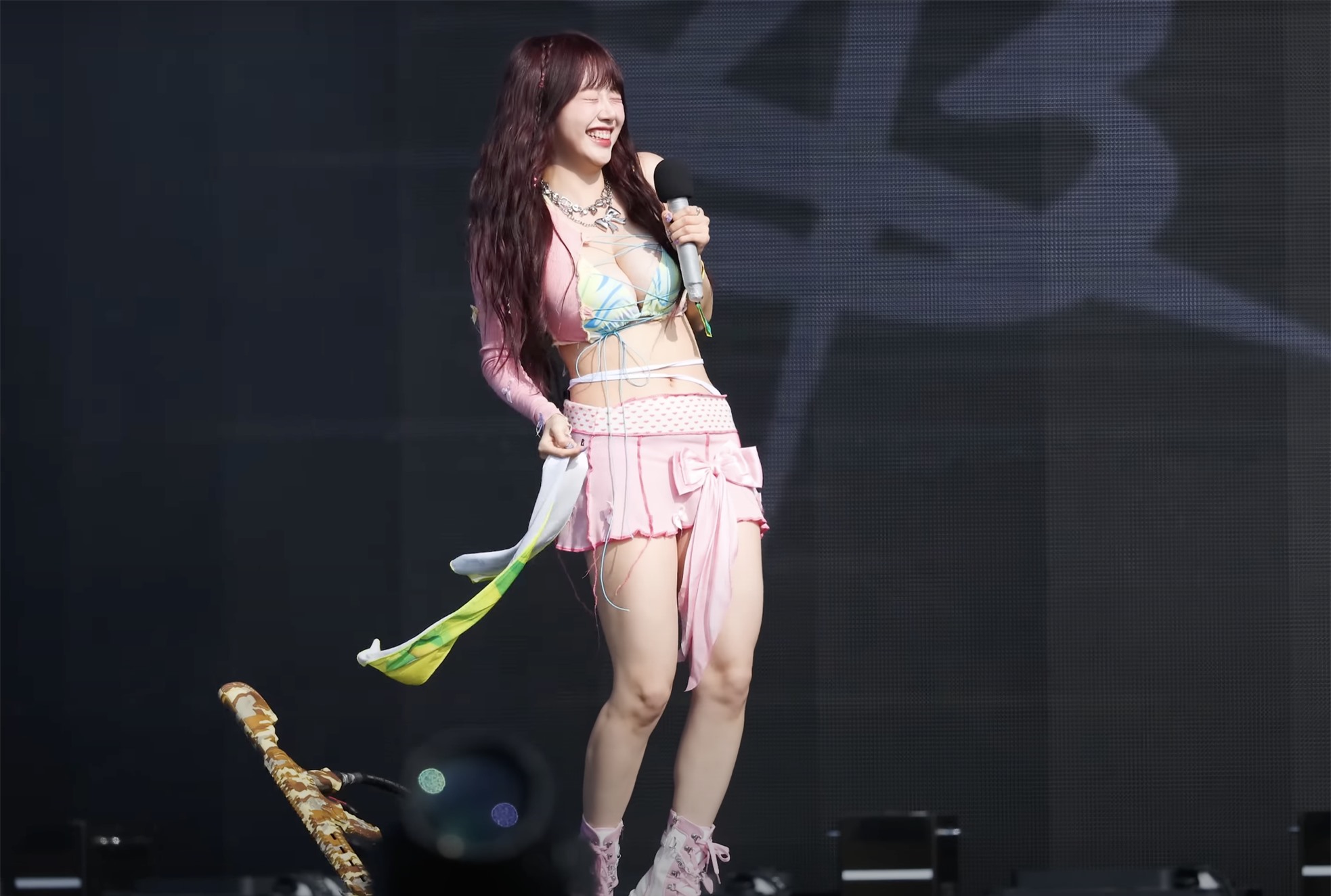 Nữ ca sĩ mặc nóng bỏng hát ở lễ hội nhạc nước ảnh 11