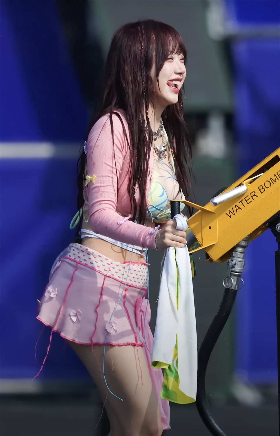 Nữ ca sĩ mặc nóng bỏng hát ở lễ hội nhạc nước ảnh 22